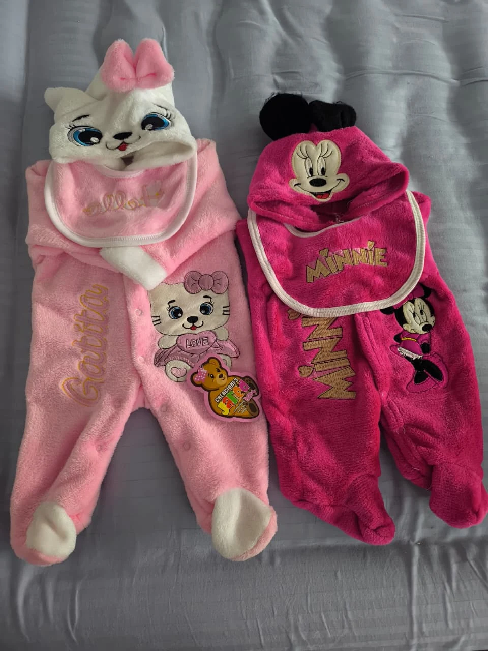 Ropita rosa preparada para la bebé