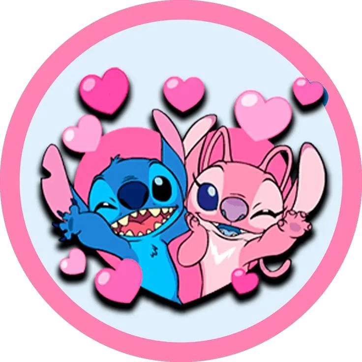 Ilustración de dos personajes abrazados entre corazones